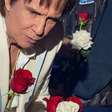 Roberto Carlos passa 15 minutos dando atenção aos fãs na hora de distribuir rosas no fim de show em SP; veja vídeo