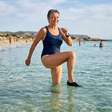 Nem caminhar nem nadar: o melhor exercício para fazer na praia, recomendado para pessoas com mais de 60 anos