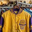 Jovem paga US$ 3,07 por jaqueta dos Lakers em brechó e descobre que Wilt Chamberlain a usou nas finais de 1972; peça é leiloada por US$ 89.600