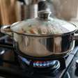 Panela destampada faz a cozinha esquentar e encher de vapor mais rápido: na Grã-Bretanha, a orientação é cozinhar com tampa e reduzir o fogo depois que a água ferve, economizando energia e diminuindo a umidade dentro de casa