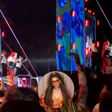 Palco cede durante apresentação de Gloria Groove e dois bailarinos caem