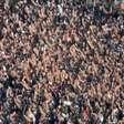 Torcida do Corinthians protesta de costas para o gramado; veja