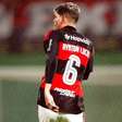 Ayrton Lucas leva a pior em dividida, e deixa jogo do Fla logo aos quatro minutos