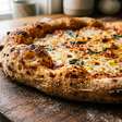 Para deixar a massa de pizza mais saborosa e fácil de abrir, pizzaiolos deixam a fermentação acontecer lentamente na geladeira antes de levar ao forno