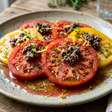 Para melhorar os tomates, não os tempere apenas com sal e azeite, melhor com 1 lata de anchovas, limão e azeitonas