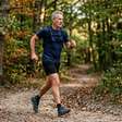 A partir dos 50 anos, caminhar com o peito erguido e os braços ativos melhoram a postura e elevam as pulsações