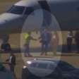 Vídeo mostra Moraes e esposa desembarcando de jatinho de Vorcaro; veja
