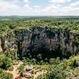 Uma caminhada de apenas 970 metros leva a duas plataformas diante de uma cratera de aproximadamente 100 metros de profundidade: o refúgio de Mato Grosso do Sul onde araras-vermelhas cruzam o céu sobre uma enorme dolina