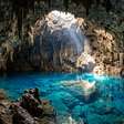 Quase 300 degraus descem por cerca de 60 metros até revelar um lago subterrâneo de azul intenso: a gruta de Bonito onde a luz do sol atravessa a abertura da caverna e transforma a água entre a primavera e o verão