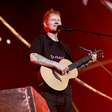 Ed Sheeran chora no palco e diz que família e amigos o abandonaram em crise ligada a Macklemore
