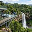 Uma cachoeira de 131 metros despenca diante de um novo mirante com mais de 400 metros quadrados: o parque da Serra Gaúcha onde o visitante observa uma das paisagens naturais mais conhecidas de Canela