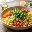 Salada de cuscuz com legumes e grãos para refeições leves e equilibradas do dia a dia