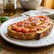 Rale o tomate em vez de cortá-lo e espalhe a polpa sobre pão tostado com azeite: o preparo espanhol deixa a casca para trás e transforma poucos ingredientes em um café da manhã rápido