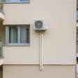 Vizinho instala ar-condicionado e posiciona o dreno diretamente sobre a janela do apartamento de baixo, causando infiltração e danos à pintura; uma mangueira mal colocada pode gerar obrigação de consertar o imóvel e indenizar o morador prejudicado