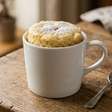 Sem forno e em menos de 1 minuto de cozimento: farinha, açúcar, óleo e baunilha viram um bolo de caneca macio feito diretamente no micro-ondas
