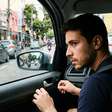 Motorista abre a porta do carro sem olhar o retrovisor, ciclista bate contra ela e sofre fraturas; um movimento de poucos segundos pode resultar em cobrança de tratamento, conserto da bicicleta e indenização por danos morais