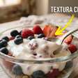 Quase 20 gramas de proteína e cerca de 9 gramas de fibras em uma tigela: frutas vermelhas, aveia e iogurte formam um café da manhã cremoso que não precisa de açúcar adicionado
