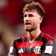 Ídolo! Léo Pereira ganha bandeirão e agradece a torcida do Flamengo