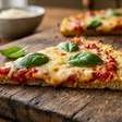 Não sabe o que fazer com a couve-flor? Triture, retire bem a água e misture com queijo e ovo para preparar uma massa de pizza sem farinha e sem precisar sovar