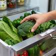 Feche a saída de ar da gaveta antes de guardar folhas, brócolis e verduras: manter mais umidade nesse compartimento reduz a perda de água e ajuda os vegetais a não murcharem tão rapidamente