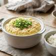 Quebre 3 ovos em uma tigela, misture água e temperos e leve ao micro-ondas por cerca de 5 minutos: a receita coreana transforma ingredientes simples em um acompanhamento leve e extremamente fofo