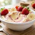 Só banana e morango congelados: bata as duas frutas no processador e faça um "sorvete" cremoso sem leite, creme de leite ou açúcar adicionado