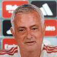 Real Madrid: Mourinho leva fotos e ataca VAR em coletiva polêmica