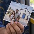 Passageiro encontra uma fotografia antiga no último banco de um ônibus, guarda a imagem por seis anos e identifica a família após reconhecer uma igreja ao fundo