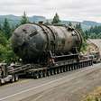 Em 1999, os trabalhadores encheram um vaso nuclear de 12,8 metros com 200 toneladas de concreto e moveram o pacote de 462 toneladas por 480 quilômetros em uma barcaça e um reboque de 320 rodas, mas 791 conjuntos de combustível usado da mesma usina de Oregon ainda estão aguardando em armazenamento hoje