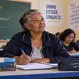 Aos 68 anos, mulher volta à escola onde trabalhou por duas décadas na limpeza, senta-se pela primeira vez em uma carteira e tenta concluir os estudos interrompidos na infância