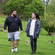 Eles fugiram para as montanhas para escapar de suas dívidas; 4 anos e muitas ovelhas depois, eles agora são um fenômeno rural