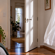 Se a porta do quarto bate sozinha, observe este detalhe antes de culpar o vento