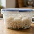 Congele o arroz ainda fresco em porções e leve direto ao micro-ondas quando precisar: a técnica comum nas cozinhas japonesas evita que os grãos fiquem duros como acontece depois de horas na geladeira
