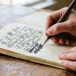 Os especialistas em psicologia e grafologia afirmam: As pessoas que escrevem misturando letras minúsculas e maiúsculas demonstram uma necessidade de diferenciação
