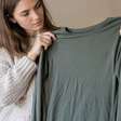 Ela passou anos escondendo uma cicatriz com roupas compridas até ouvir de uma criança uma pergunta que mudou completamente a forma como enxergava o próprio corpo