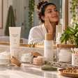 Nem dez produtos, nem rotina complicada: o skincare básico que realmente cabe em uma manhã corrida