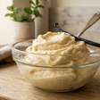 Sem creme de leite e sem sorveteira: congele bananas maduras e bata com baunilha para conseguir uma sobremesa cremosa usando apenas 2 ingredientes