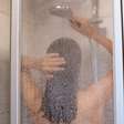 Por que o chuveiro muda de temperatura ao abrir a torneira?