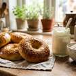 Sem fermento e sem precisar esperar a massa crescer: farinha com fermento e iogurte grego viram bagels caseiros com apenas 2 ingredientes em menos de 1 hora