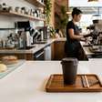 Restaurante serve bebida muito quente em copo sem tampa adequada, cliente derruba o líquido no colo e sofre queimaduras; um detalhe no atendimento pode terminar em despesas médicas, danos morais e indenização de dezenas de milhares de reais