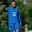 Gripe tira Mbappé de treino antes de estreia na Liga das Nações