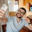 O que sua foto de perfil do WhatsApp diz sobre você, segundo uma psicóloga: "Selecionamos certos elementos de nós mesmos para causar uma impressão nos outros."