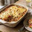 Arroz integral de forno com legumes e queijo: receita prática e saudável