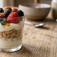 Frutas vermelhas, aveia e iogurte grego em camadas: esse café da manhã fica pronto em 10 minutos e entrega 16 gramas de proteína e 6 gramas de fibras por porção