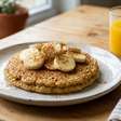 Banana madura, aveia e canela no liquidificador: essa massa simples vira uma panqueca macia para o café da manhã, com fibras e sem precisar adicionar açúcar refinado