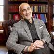 Arthur C. Brooks, especialista em felicidade, explica sua rotina para dormir melhor: "Recomendo reservar alguns minutos antes de apagar as luzes para conversar sobre o que correu bem durante o dia."