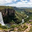 Cânions com paredões de até 300 metros, trilhas entre campos rupestres e uma das áreas mais antigas do planeta: o parque brasileiro de quase 240 mil hectares em Goiás que protege a biodiversidade da Chapada dos Veadeiros