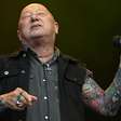 Angry Anderson, voz icônica do Rose Tattoo, morre aos 79 anos