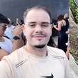 Jovem se distrai e tem sacola 'roubada' por macaco durante visita ao Cristo Redentor