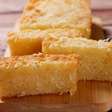 Bolo de mandioca cremoso: fica molhadinho e desmancha na boca